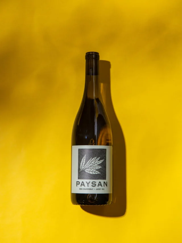 Chardonnay with a coastal edge.

The 2024 Paysan Chardonnay from Jack’s Hill is sourced from windswept vineyards on the eastern side of the Salinas Valley, where cool ocean influence and rocky soils shape wines with energy, texture, and a distinct mineral backbone.

In the glass:
Think lemon peel, orchard fruit, and a subtle saline note that keeps everything lifted and fresh.

This is California Chardonnay without the weight. It’s bright, textured and built for the table.

#winelovescompany #jackshill 📸: @amber.breitenberg
