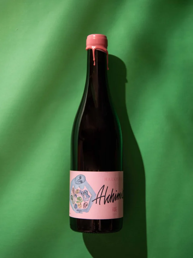 Friday Feature: 2023 Harkham Alchimie Rosé

In honor of USA vs. Australia in the World Cup today, we’re pouring one from Down Under. 🍷⚽️

The 2023 @harkhamwines Alchimie Rosé is everything we love about Australian wine right now. It’s vibrant, energetic, and completely unpretentious. Made from organically farmed Shiraz and fermented with indigenous yeasts, this preservative-free rosé is bottled unfined and unfiltered, allowing its personality to shine through. 

Think blood orange, pink grapefruit, wild strawberry, and a touch of savory minerality with a slight spritz that makes it incredibly refreshing and wickedly drinkable. 

It’s a rosé that drinks with the texture and intrigue of a natural wine but still delivers pure joy in the glass. Perfect for cheering on the match, celebrating summer, or simply enjoying a moment to slow down.

Today, we’re raising a glass to great wine and friendly competition. 🇺🇸🤝🇦🇺 #alwaysingoodco #winelovescompany 📸: @amber.breitenberg