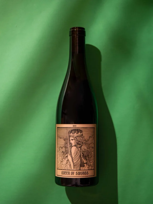 🇺🇸 Friday Feature 🇺🇸

Whether your 4th of July weekend means fireworks, beach days, backyard grilling, or simply escaping the East Coast heat with friends, make sure there’s something cold in your glass.

This week’s pick is the 2025 @jolielaidewines Queen of Swords Pinot Gris. With just a touch of skin contact, it’s bright, refreshing, and packed with juicy citrus, peach, melon, and delicate floral notes. It’s the kind of wine that disappears far too quickly on a hot summer afternoon.

Cheers to celebrating the long, holiday weekend, whatever that looks like for you. 🇺🇸☀️🥂

#alwaysingoodco #winelovescompany 📸: @amber.breitenberg